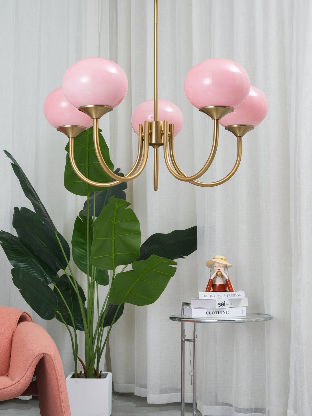 Lámpara de techo Alora Marshmallow: cristal rosa y dorado. Aporta un toque elegante al interior.