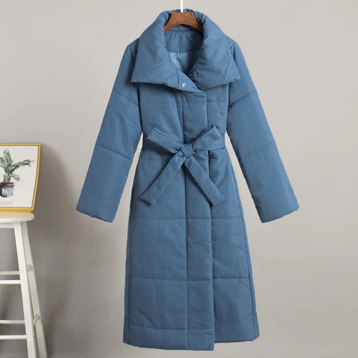 Chaqueta maxi acolchada de mujer con cinturón, abrigo envolvente cálido y moderno para invierno.