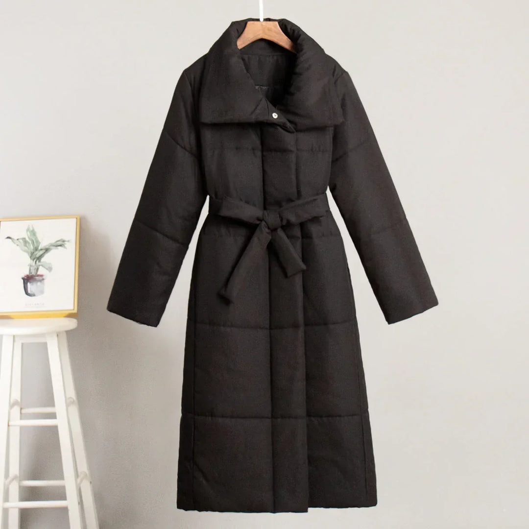 Abrigo de invierno acolchado maxi para mujer, con cinturón ajustable y diseño envolvente sofisticado.