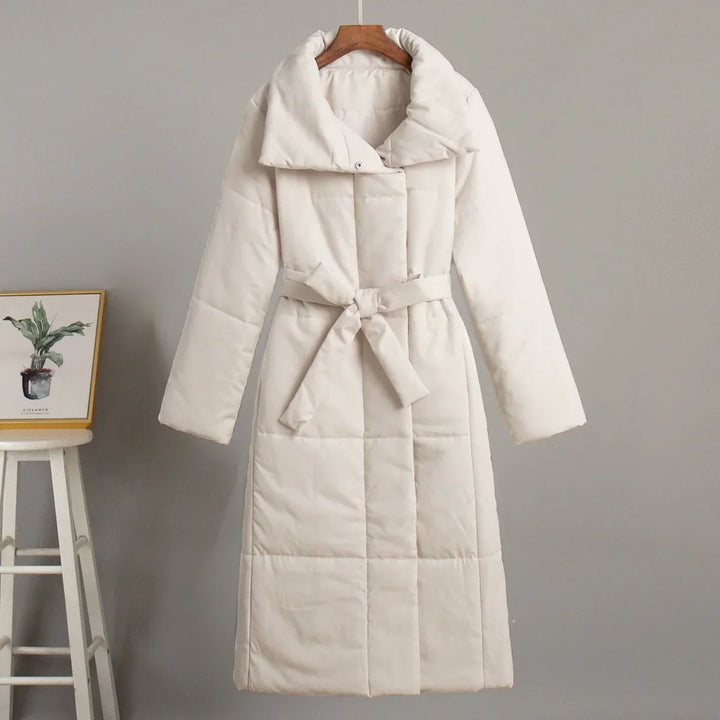 Abrigo acolchado maxi envolvente con cinturón para mujer, estilo elegante de invierno.