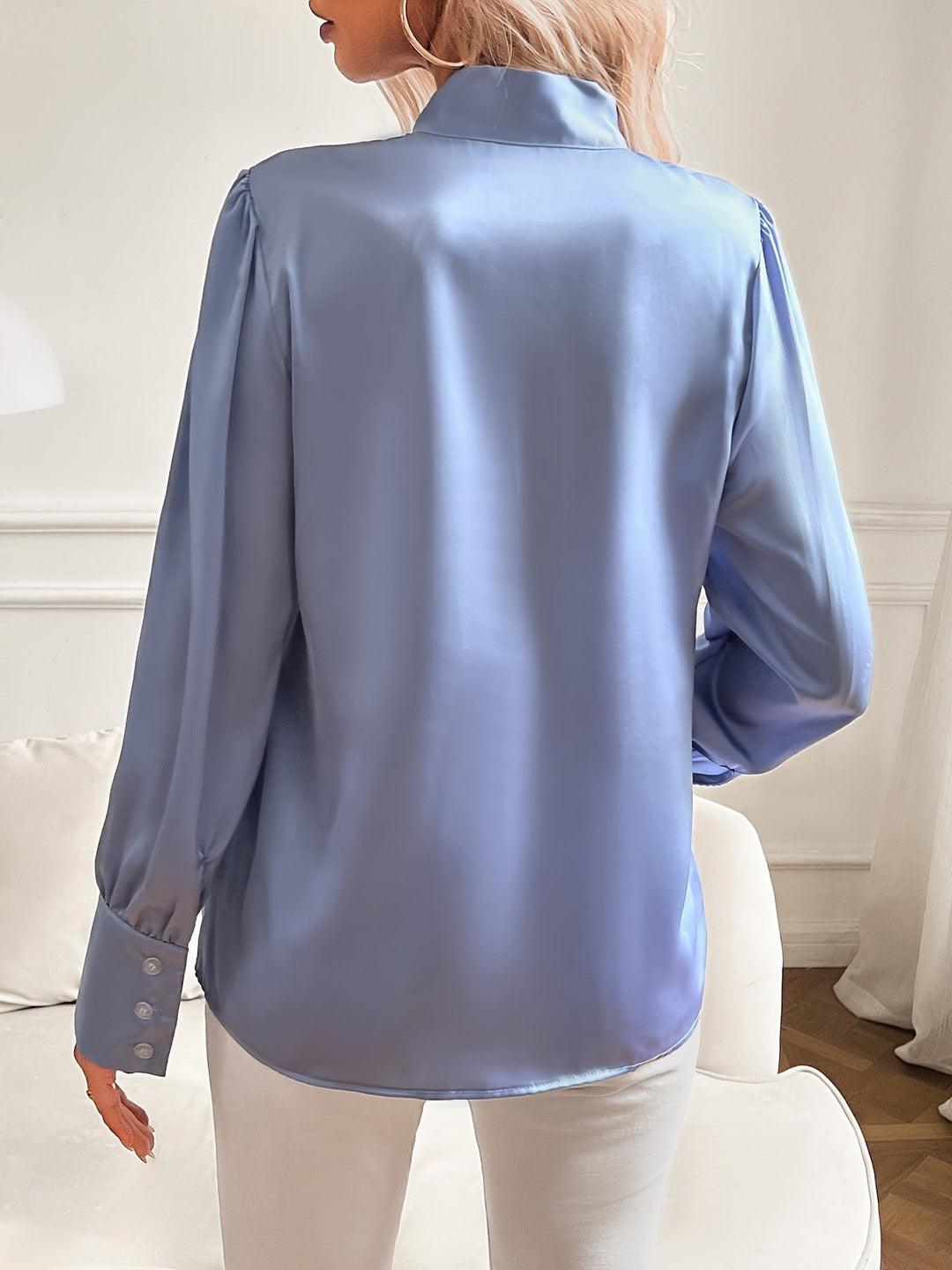 Blusa elegante de primavera para mujer, con manga larga y detalle de cuello lazo. Versátil y cómoda.