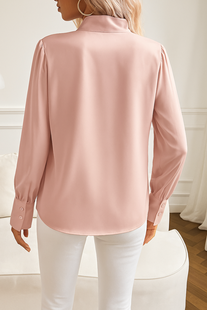 Blusa de mujer para oficina con manga larga y cuello lazo. Moda femenina elegante y profesional.