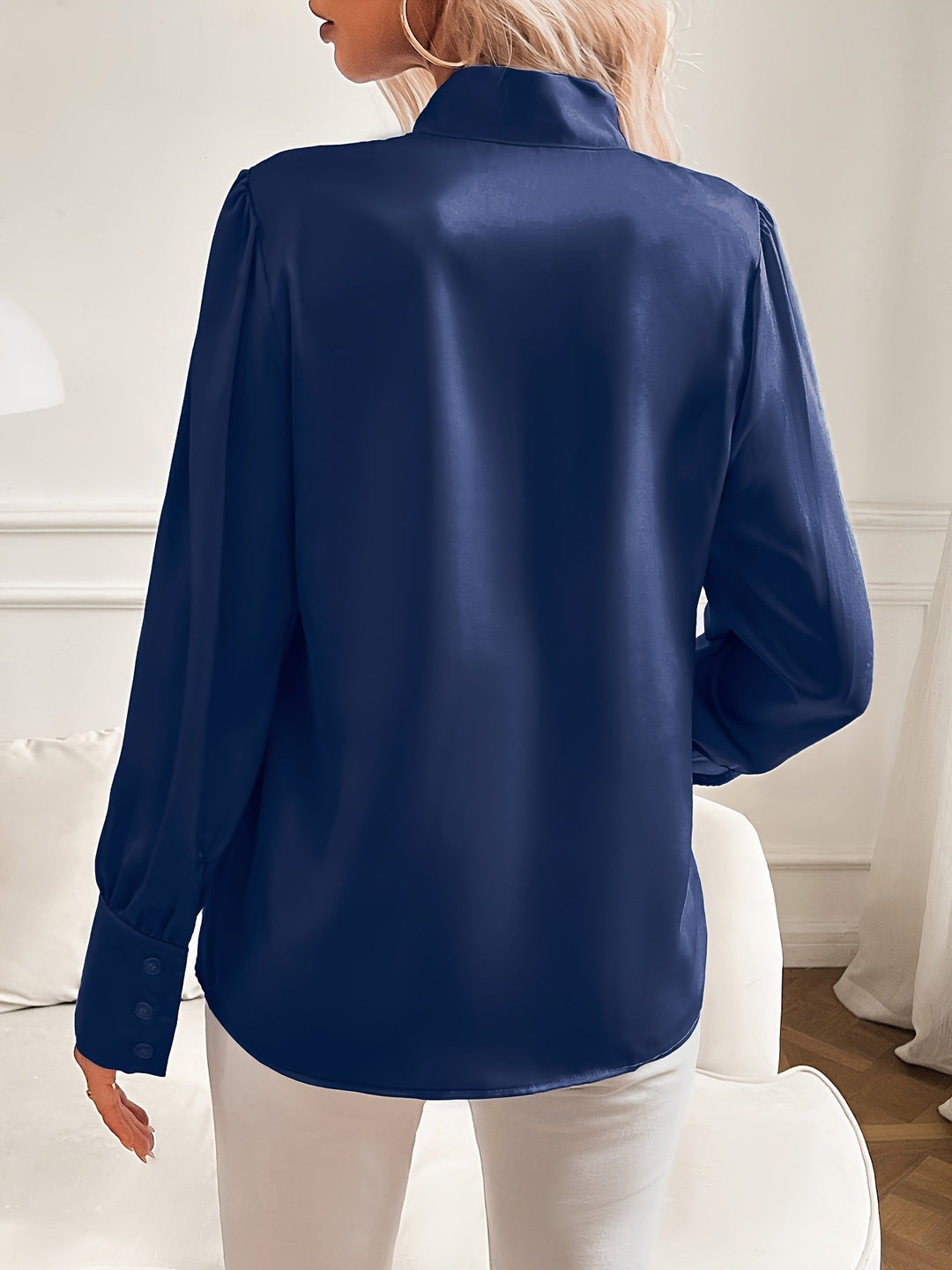 Blusa casual elegante para mujer, manga larga y cuello lazo. Ideal para primavera y eventos de moda.