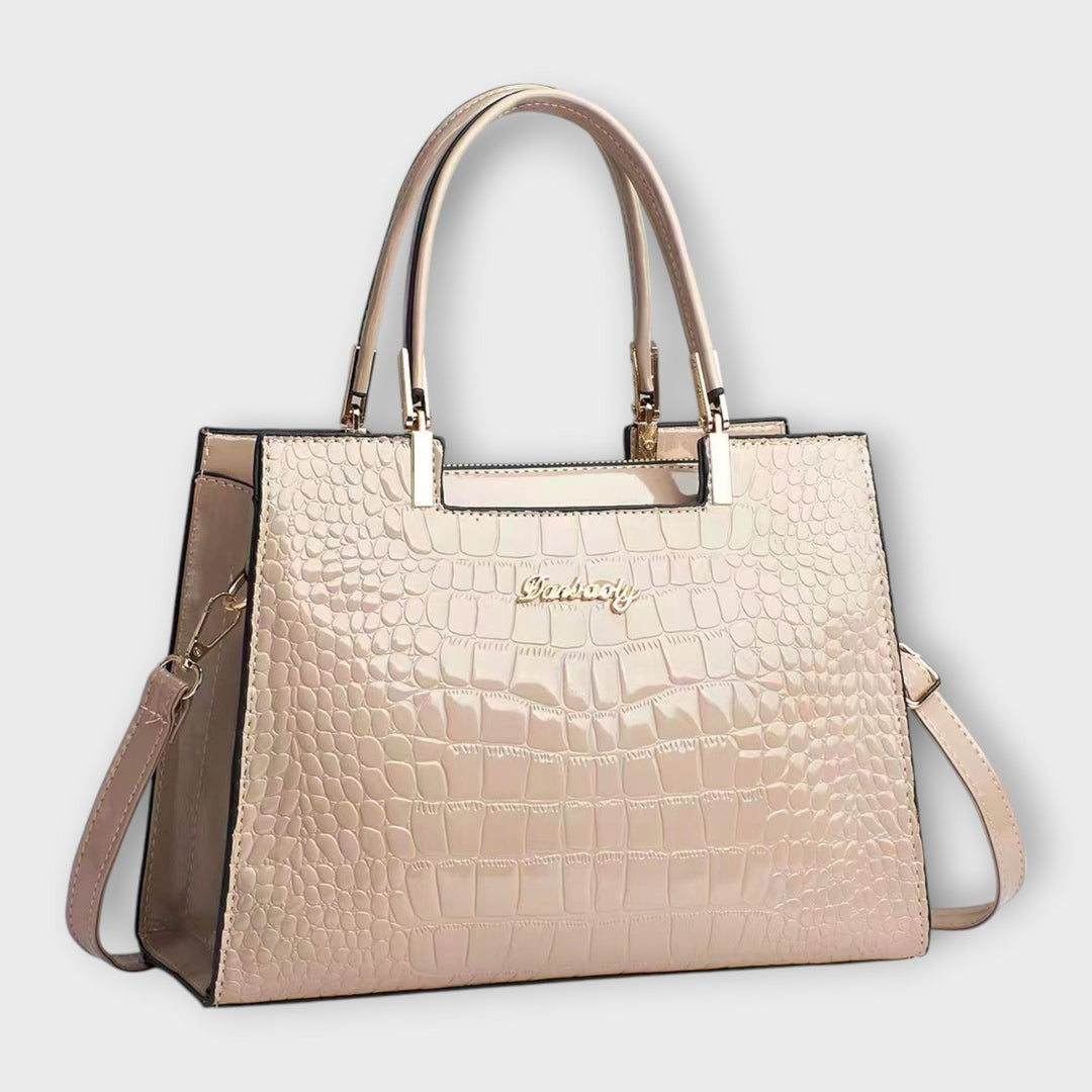 Estiloso bolso de mano femenino con estampado animal, ideal para complementar cualquier outfit de moda.
