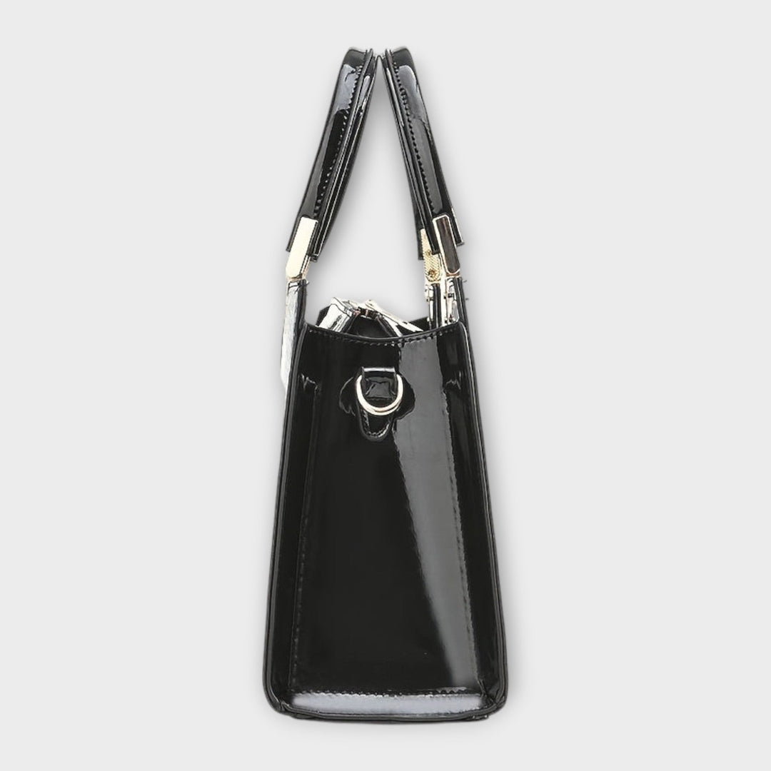 Moderno bolso de mano para mujer con estampado animal. Un toque salvaje para tu colección de accesorios.