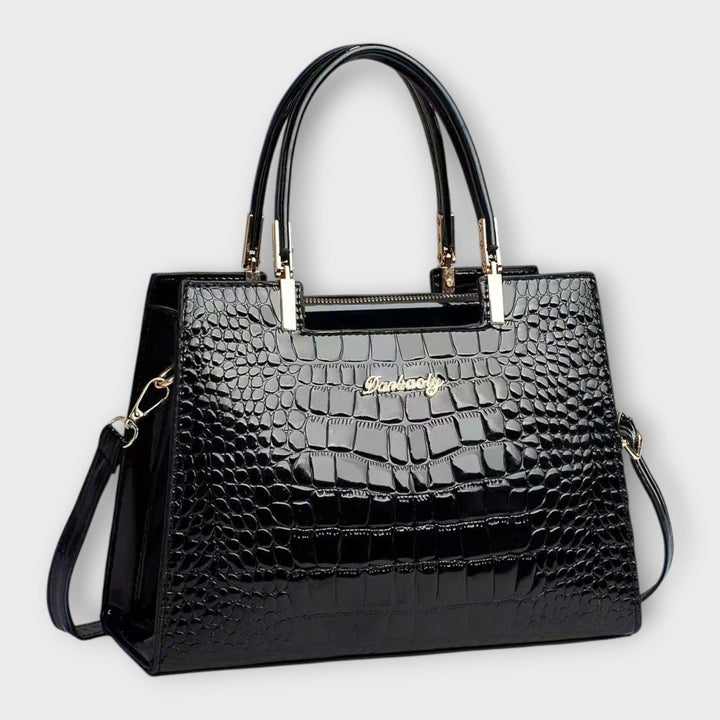 Bolso de mano para mujer con estampado animal audaz. Elegante accesorio de piel sintética para moda casual.