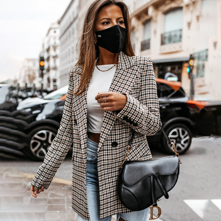 Blazer clásico de mujer, prenda versátil para ropa formal y casual. Estilo atemporal para un look sofisticado.