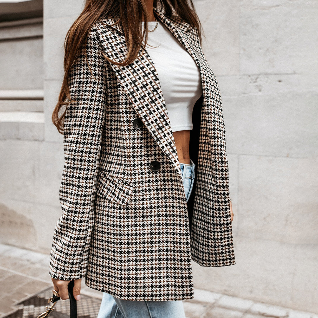 Chaqueta blazer de mujer para look de oficina. Estilo sofisticado y atemporal, ideal para ropa formal o casual.