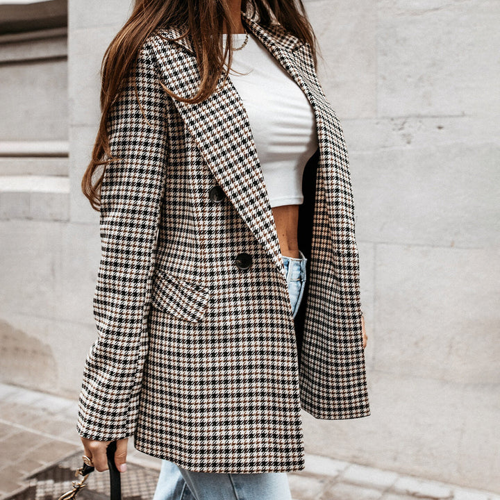 Chaqueta blazer de mujer para look de oficina. Estilo sofisticado y atemporal, ideal para ropa formal o casual.