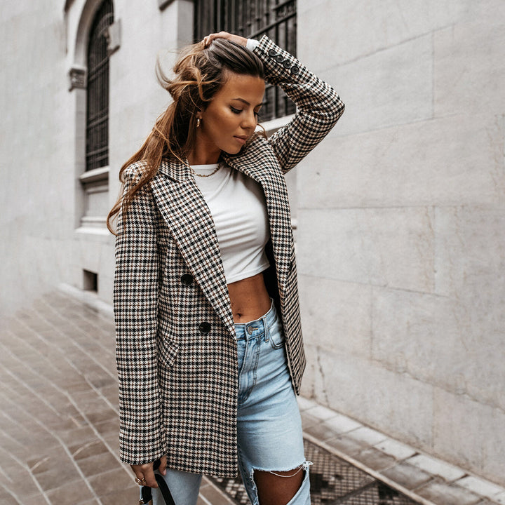 Blazer de mujer elegante con estampado de cuadros. Perfecto para look formal o casual sofisticado. Moda atemporal.