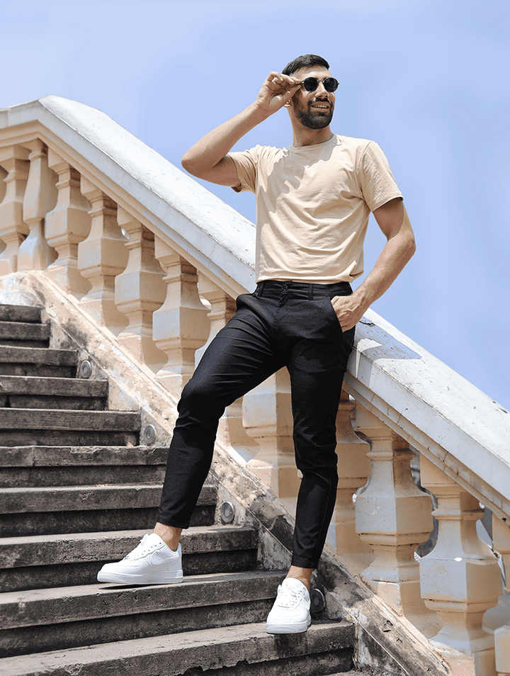 Pantalón elástico de hombre, moderno y versátil para negocio o uso diario. Ropa con confort y estilo.