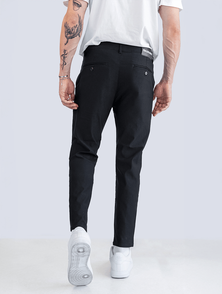 Pantalón elástico de hombre que combina elegancia y confort para uso diario y profesional. Ropa versátil.