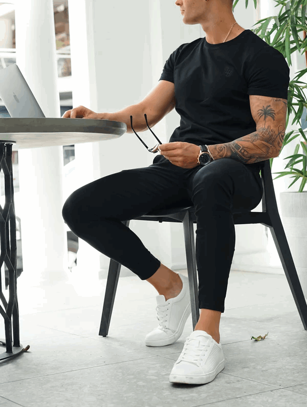 Pantalón de hombre elástico de corte elegante, brinda confort superior y estilo para el hombre moderno y profesional.