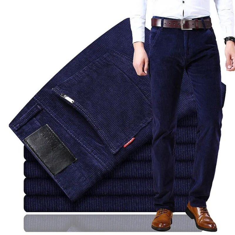 Mujer modelando pantalón de pana recto, demostrando comodidad y estilo para looks versátiles diarios.