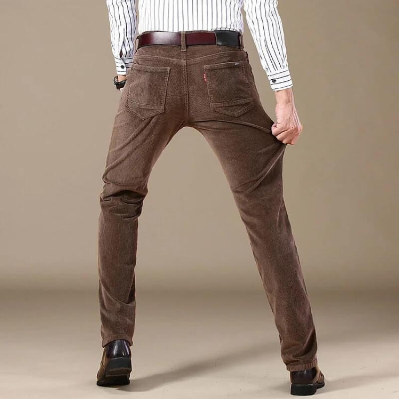 Pantalón recto de pana para mujer, versátil para looks casuales o de oficina, combina estilo y comodidad.