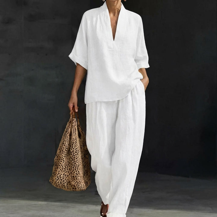Conjunto de moda femenina con blusa fluida y pantalón ancho. Estilo casual chic, perfecto para la temporada de verano.