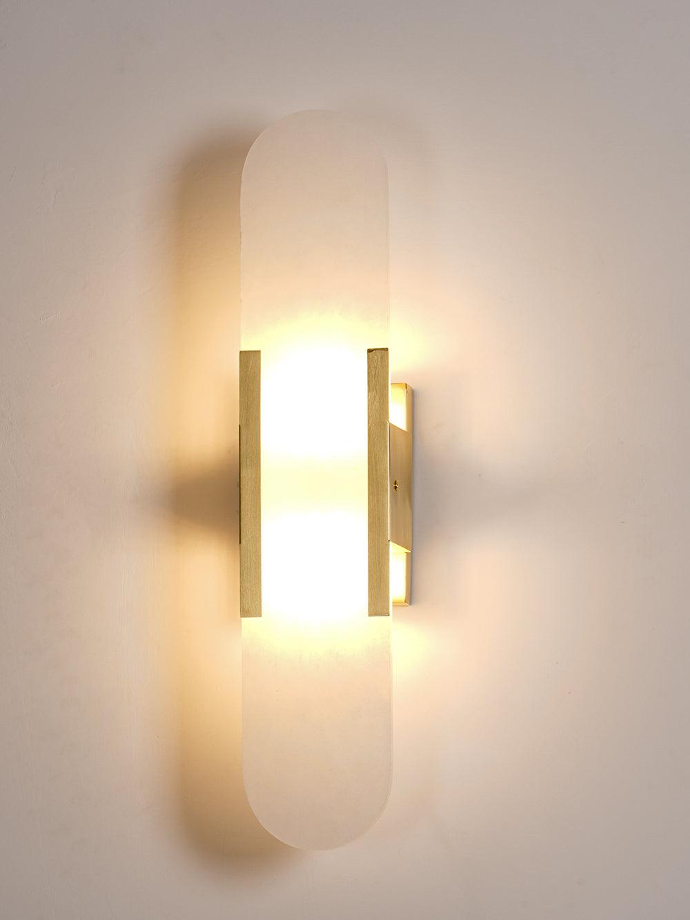 Iluminación LED de pared, veta mármol, moderna, para baños con estilo.