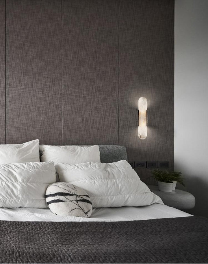 Luminaria LED de pared contemporánea, mármol, para crear un ambiente único en salón.