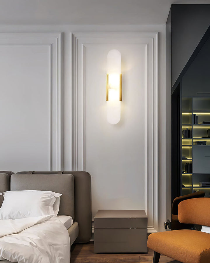 Luminaria de pared LED contemporánea, mármol, perfecta para un dormitorio minimalista.