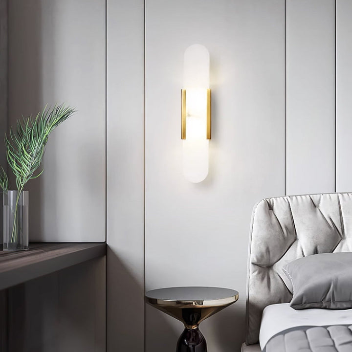 Aplique LED de pared moderno con textura mármol, iluminación elegante para salón.