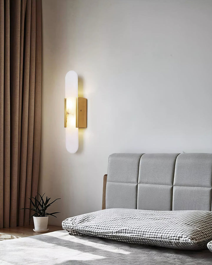 Aplique de pared LED minimalista, acabado mármol, ideal para interiores modernos.