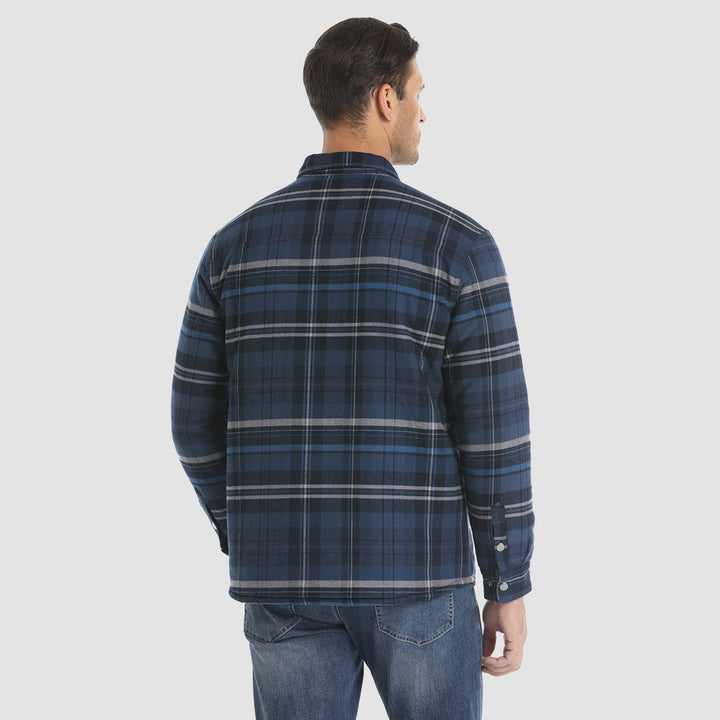 Moda masculina: chaqueta de cuadros, estilo clásico con un toque moderno y cálido.