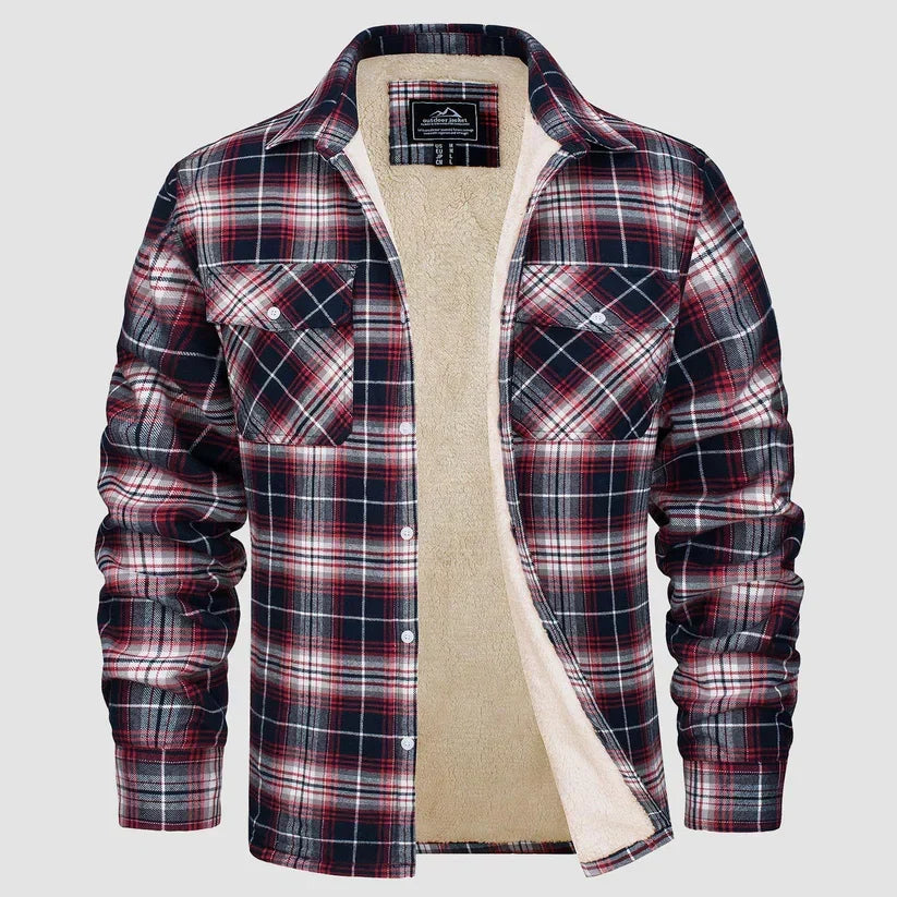 Hombre vistiendo chaqueta de cuadros de invierno. Look casual con abrigo cálido, confortable y de moda actual.
