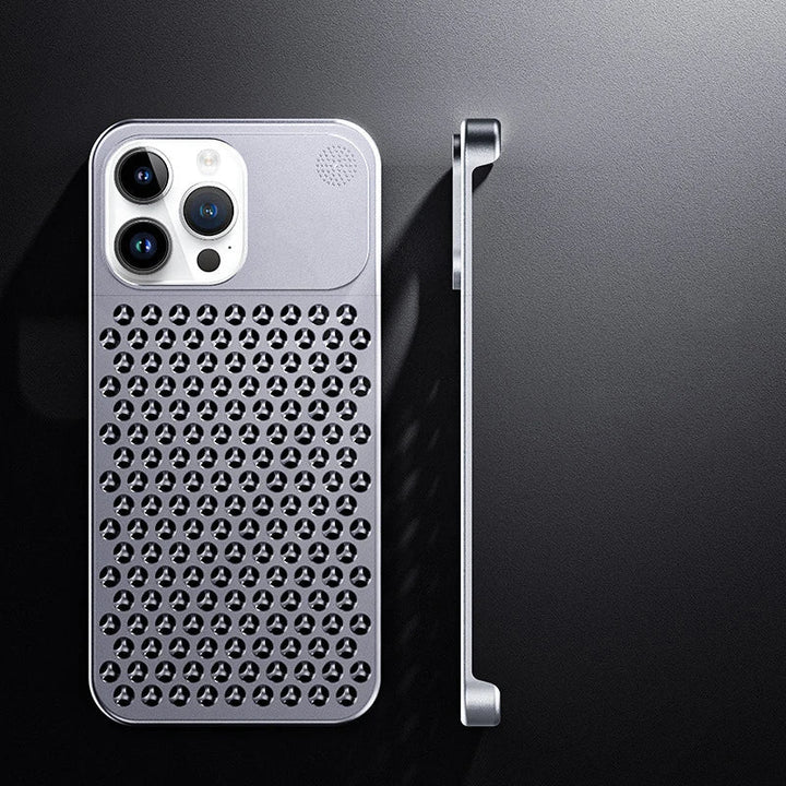 Funda iPhone protectora de titanio y aluminio de 3mm, diseño sin bordes.