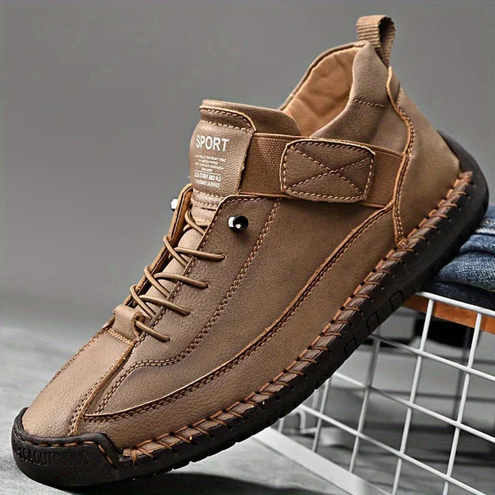 Par de zapatillas deportivas para mujer, comodidad ergonómica y diseño moderno.