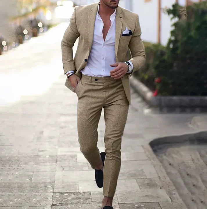 Traje de hombre estilo casual elegante, ideal para eventos de primavera. Blazer y pantalón modernos, look versátil.
