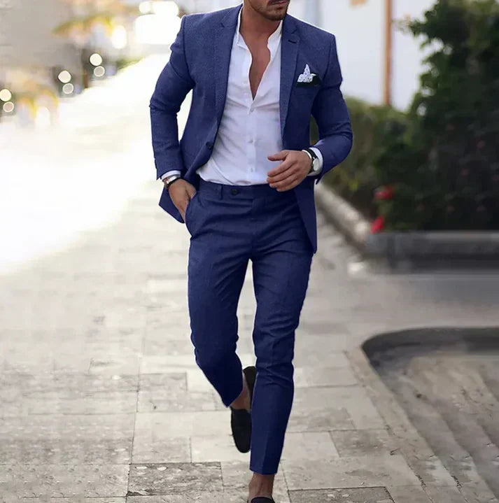 Traje moderno de blazer y pantalón para hombre, ideal para negocios o eventos sociales. Look elegante y versátil.