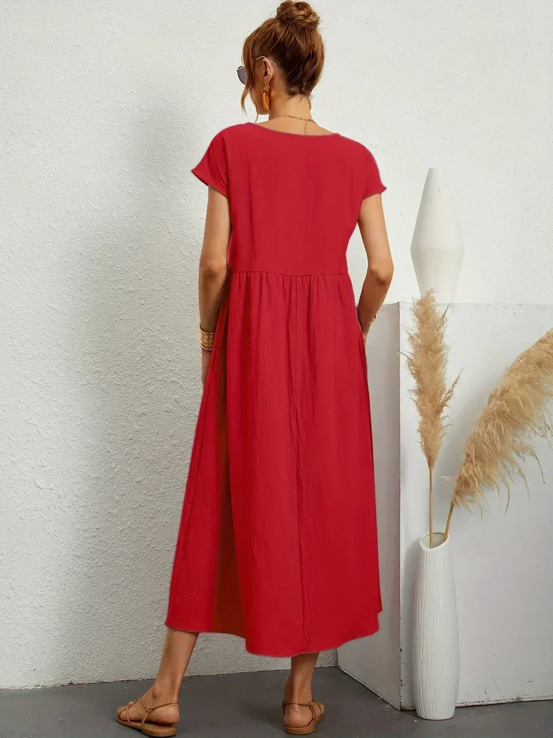 Comodidad máxima en este vestido midi fluido de mujer, puro estilo.