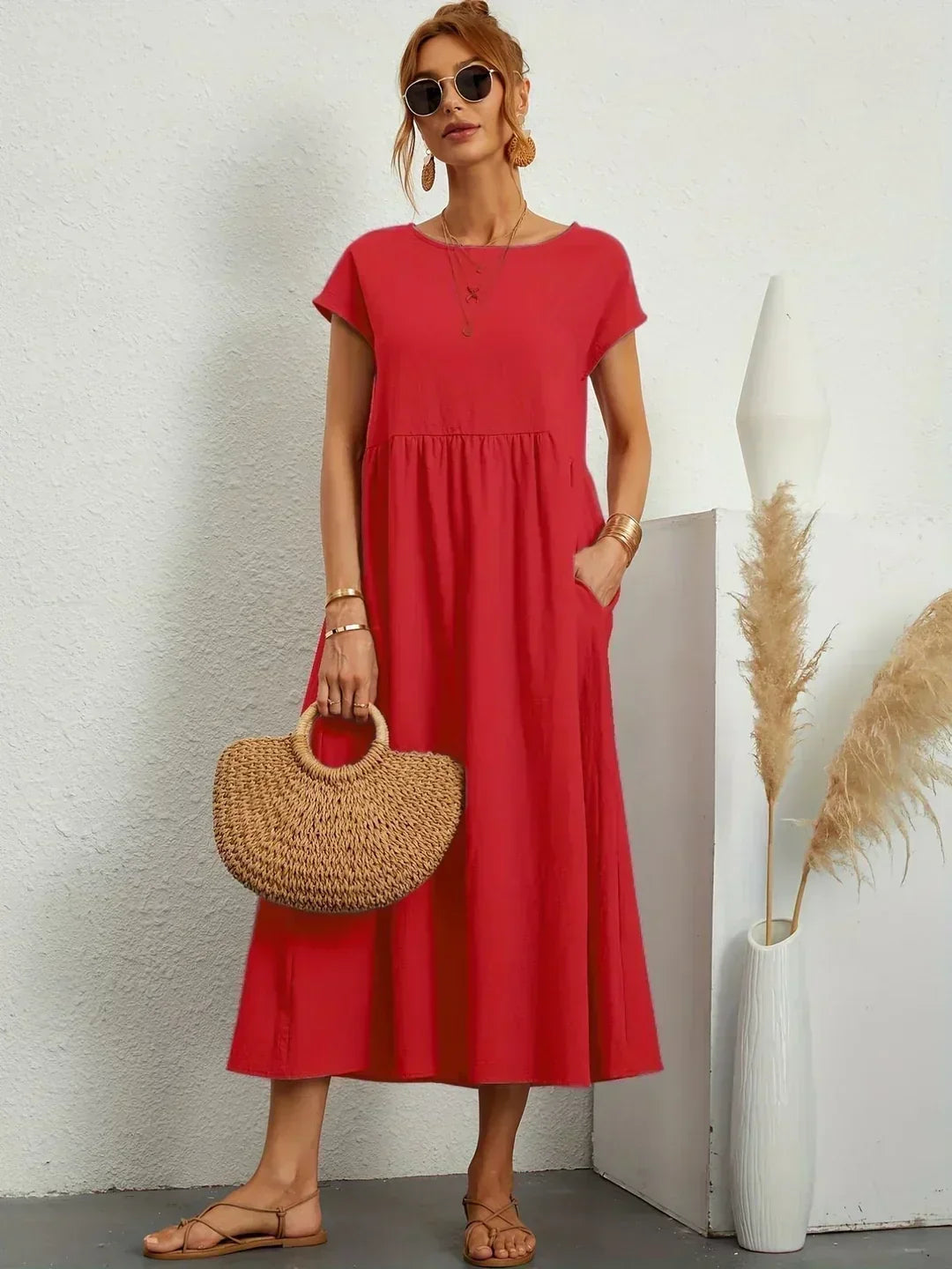 Vestido midi de mujer, fluido y moderno, ideal para la temporada actual.