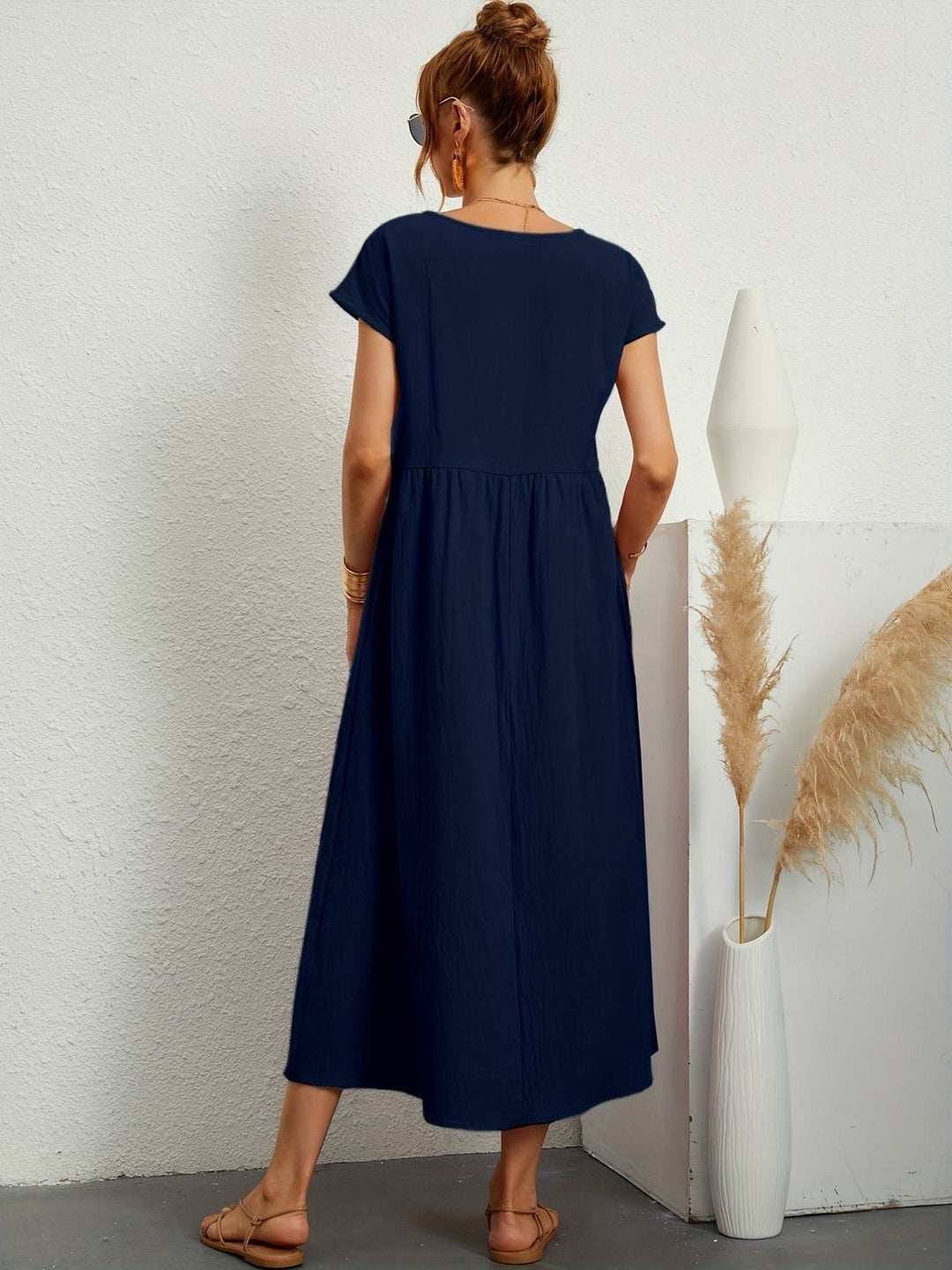 Vestido de lino de mujer, diseño fluido y transpirable. Perfecto para días cálidos de verano.
