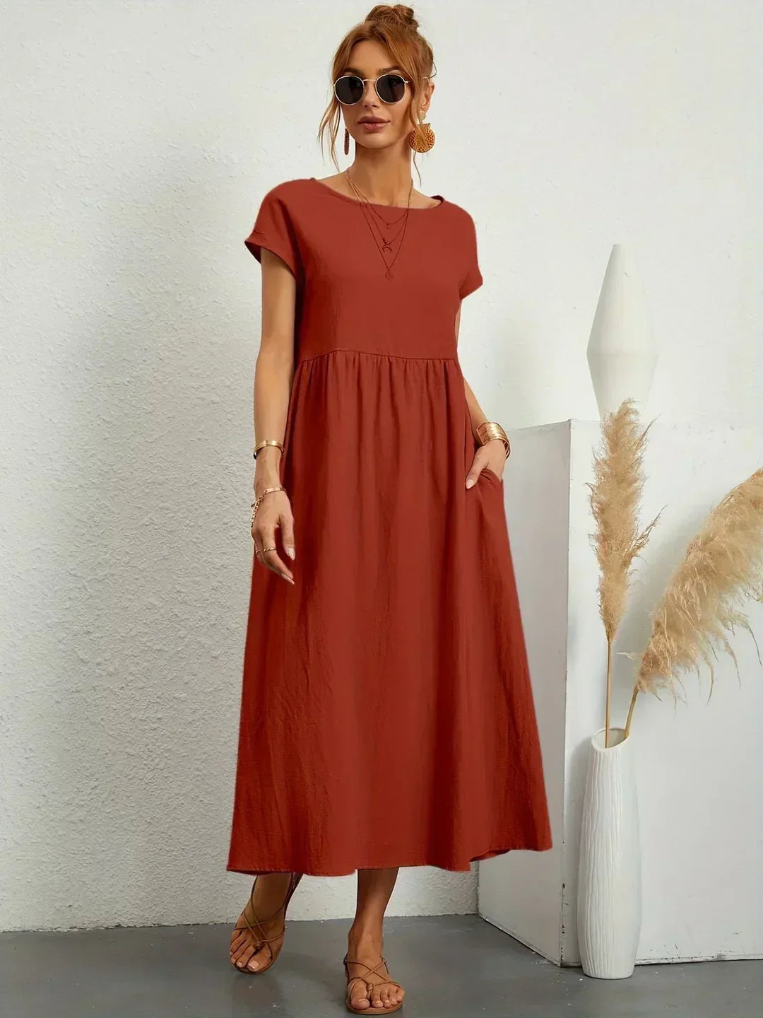 Vestido midi fluido elegante, realza la figura femenina con comodidad.