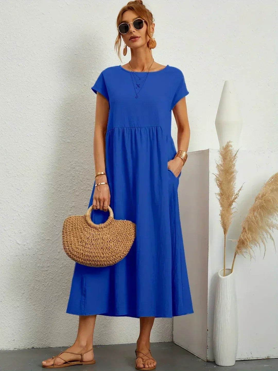Vestido midi de mujer, fluido y con un toque elegante de tendencia.