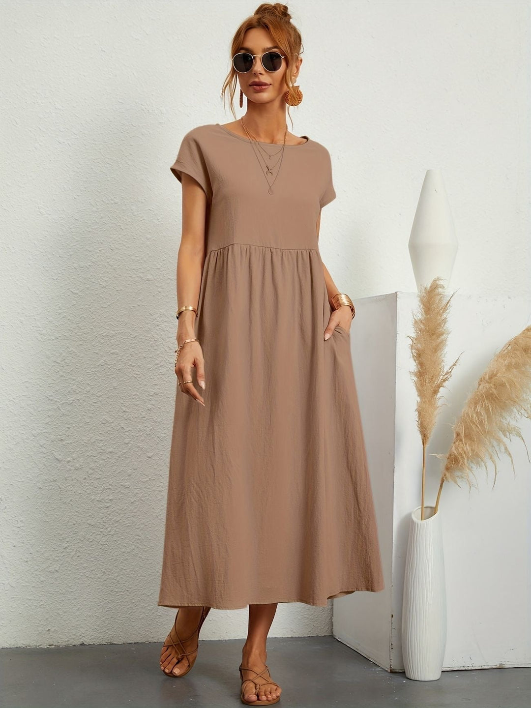 Vestido de lino fluido en un color vibrante para mujer. Ideal para un look fresco y veraniego.