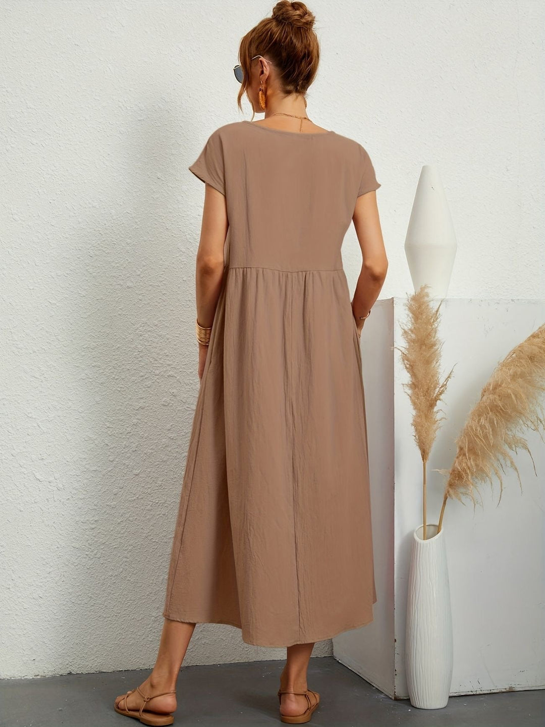 Estilo elegante y desenfadado con este vestido de lino fluido de mujer. Prenda esencial de verano.