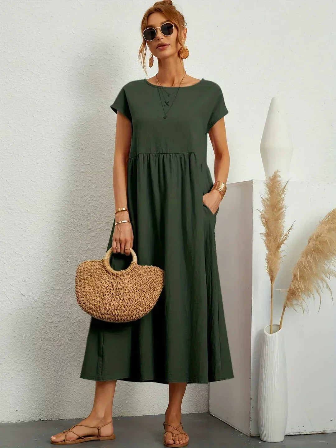 Mujer luciendo vestido midi fluido cómodo, ideal para el verano casual.