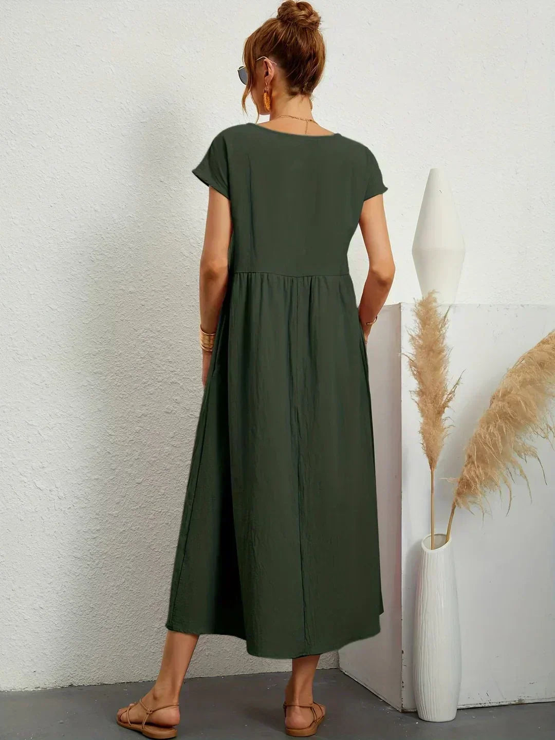 Vestido midi fluido de mujer, perfecto para los días cálidos de verano.