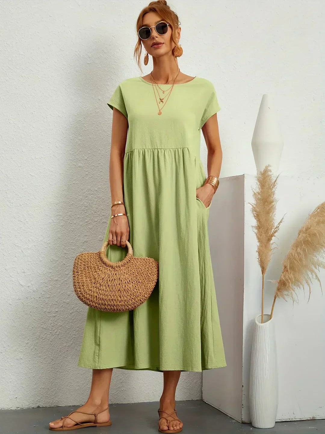 Modelo con vestido midi fluido casual, perfecto para estilo de verano.