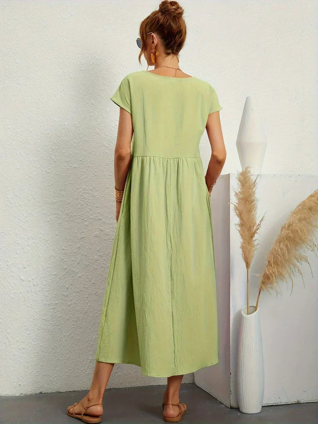 Mujer con vestido midi fluido, estilo casual cómodo para el día a día.