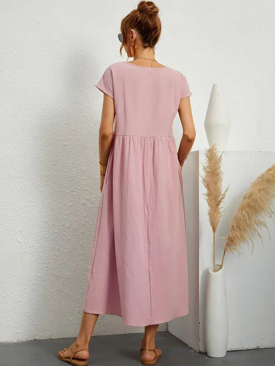 Vestido midi fluido y elegante, perfecto para un look casual o formal.