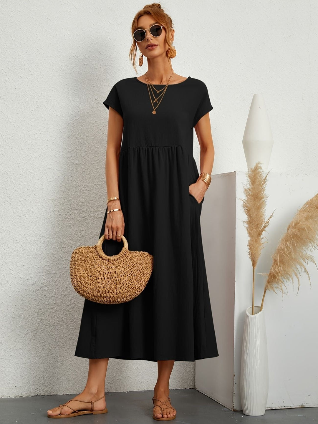 Moda veraniega: vestido de lino fluido de mujer, casual y muy transpirable. Estilo natural.