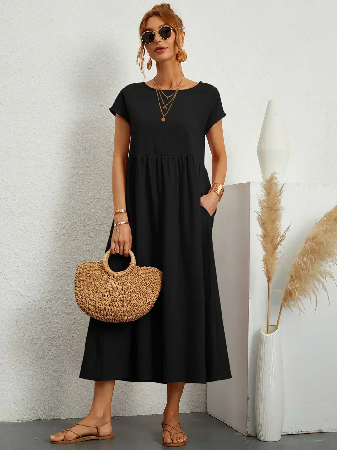 Vestido de mujer elegante, corte midi fluido de tendencia actual.