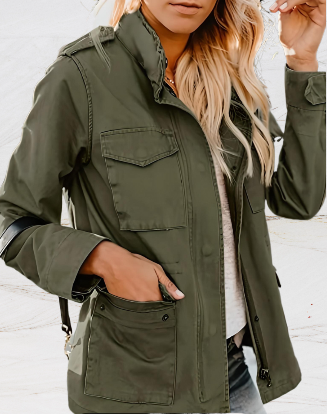 Mujer modelando chaqueta militar negra. Estilo elegante y moderno, ideal para entretiempo y outfits casuales.