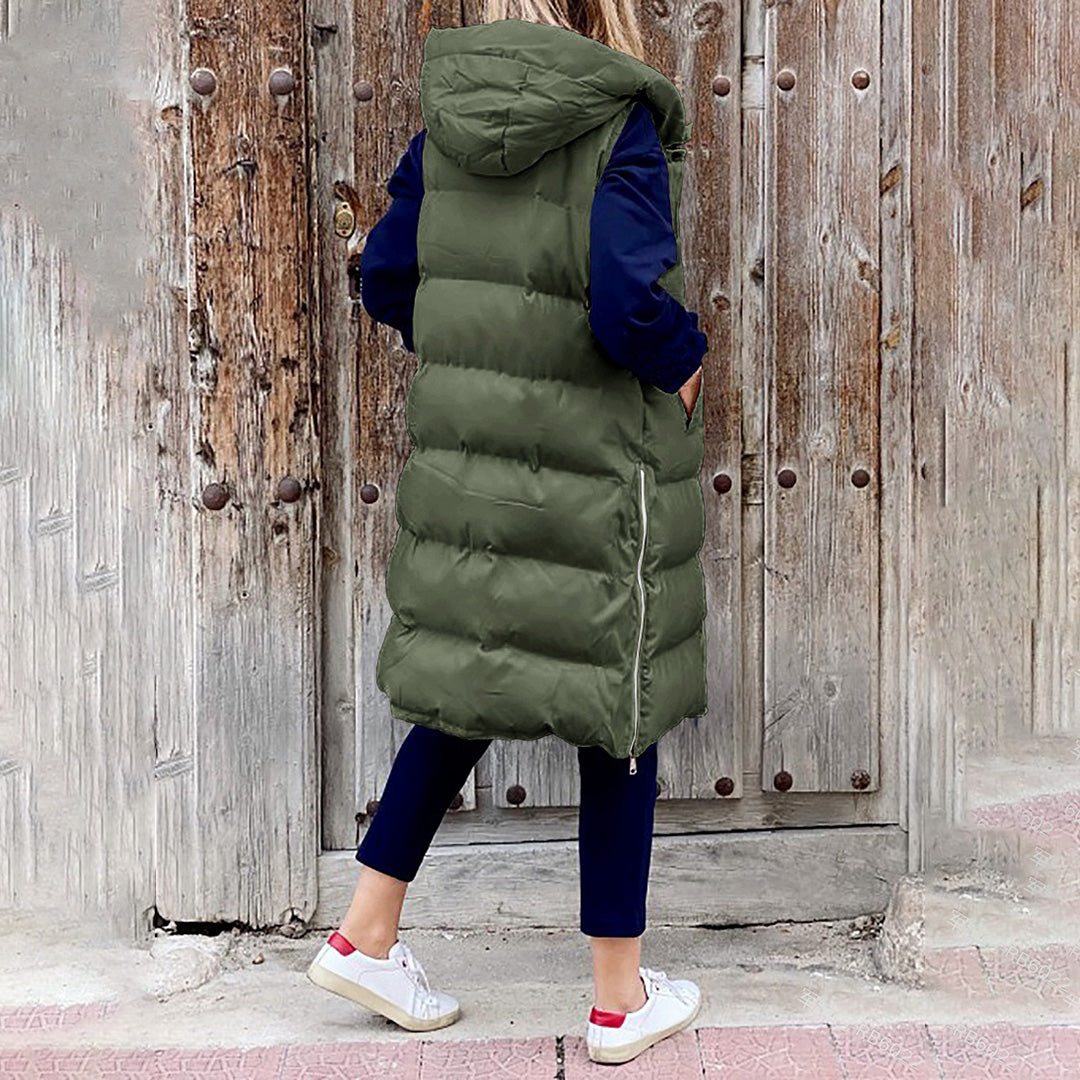 Chaleco largo casual para mujer con capucha. Diseño versátil, perfecto para combinar en invierno.