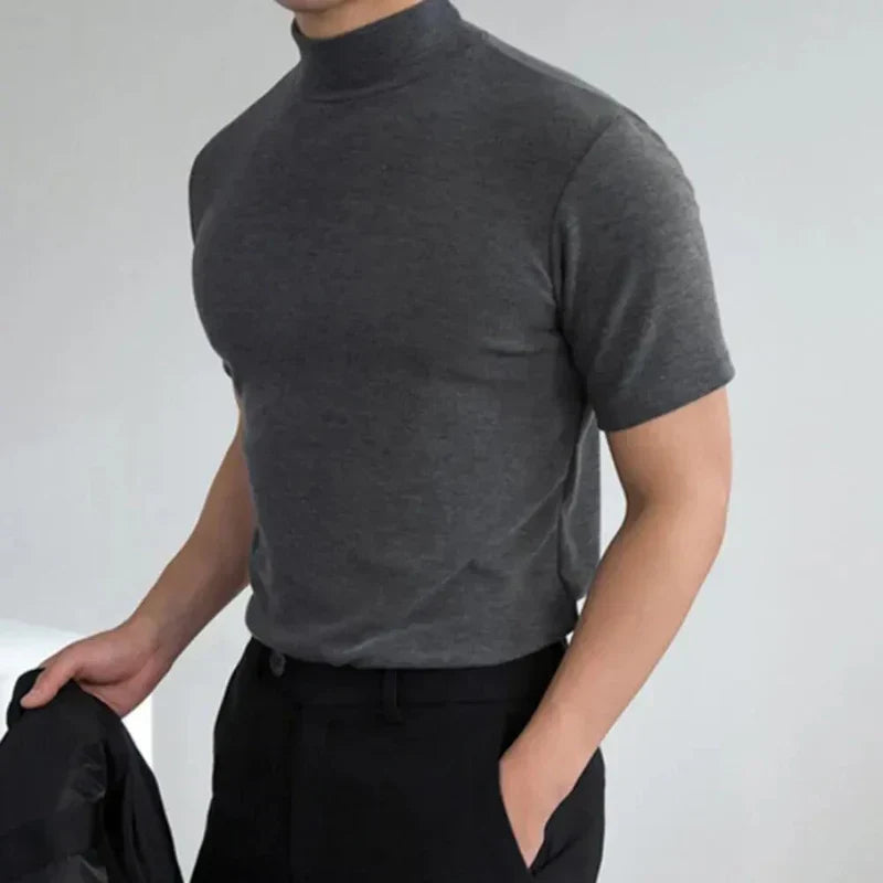 Camiseta negra hombre cuello alto ajuste ceñido. Tejido transpirable para moda masculina cómoda y versátil.