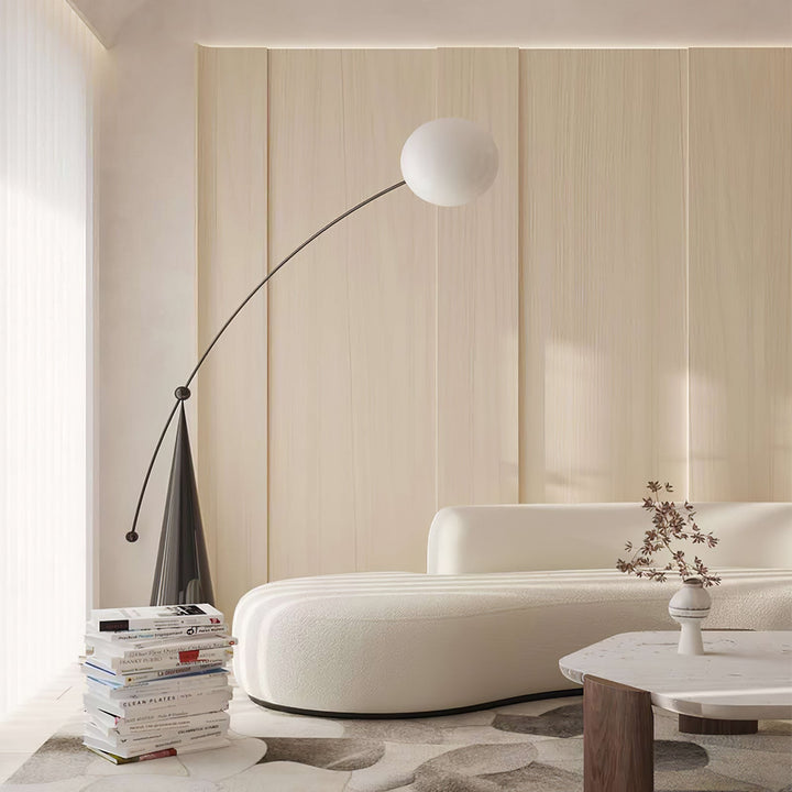 Elegante lámpara de pie negra, estilo contemporáneo para decoración de oficina.