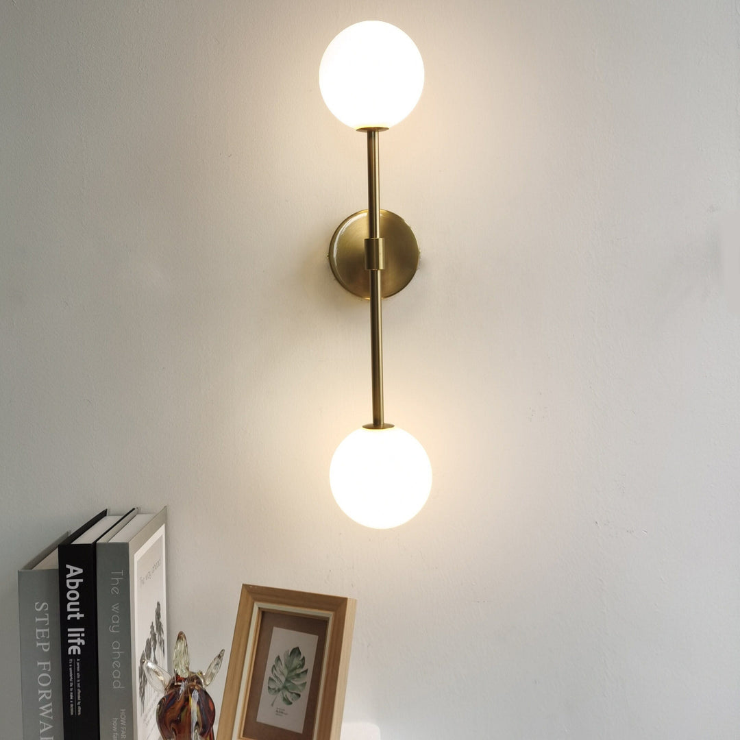 Lámpara de pared LED negra, diseño minimalista para dormitorio. Proporciona luz de acento moderna.
